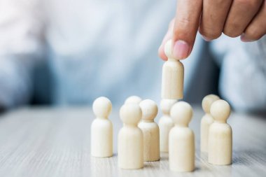 İşadamı, işçi kalabalığından lider ahşabı çekiyor. Halk, İş, İnsan Kaynakları Yönetimi, İşe Alma, Takım Çalışması, Strateji ve Liderlik Kavramları