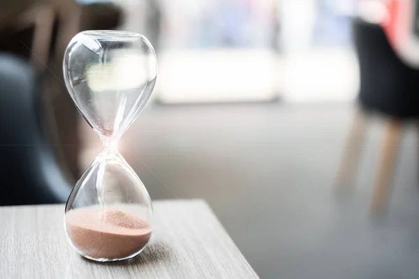 Hourglass Στο Γραφείο Του Τραπεζιού Αντίγραφο Χώρο Άμμος Ρέει Μέσα — Φωτογραφία Αρχείου