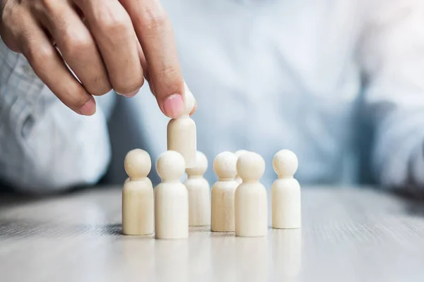 Uomo Affari Mano Tirando Leader Uomo Legno Dalla Folla Dipendenti — Foto Stock