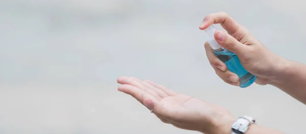 Mulher Mão Pulverização Mão Álcool Desinfetante Garrafa Dispensador Contra Novo — Fotografia de Stock