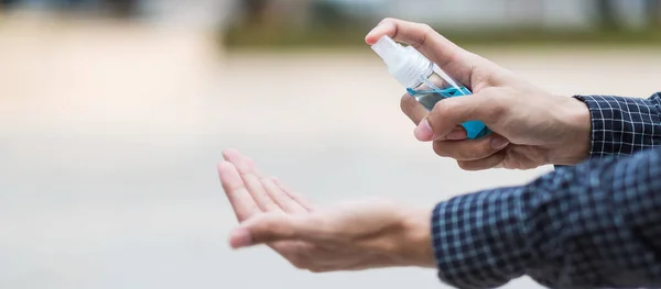 Homem Mão Pulverização Mão Álcool Desinfetante Garrafa Dispensador Contra Novo — Fotografia de Stock
