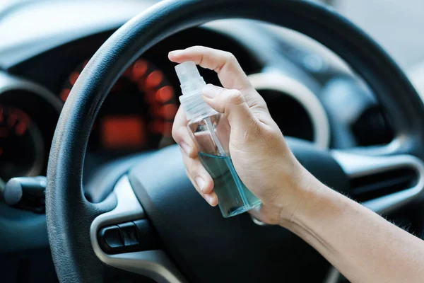 Homem Mão Pulverizando Álcool Desinfetante Volante Seu Carro Contra Novo — Fotografia de Stock