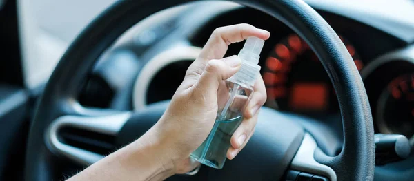 Homem Mão Pulverizando Álcool Desinfetante Volante Seu Carro Contra Novo — Fotografia de Stock