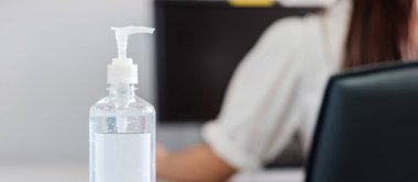 Novel Coronavirus ya da Corona Virüs Hastalığı (Covid-19) için el alkolü jeli ya da dezenfektan şişesi dağıtıcısı. Antiseptik, Hijyen ve Sağlık Konsepti