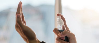 Açık havada Novel Coronavirus veya Corona Virüs Hastalığı (Covid-19) için el yapımı alkol dezenfektanı spreyleme. Antiseptik, Hijyen ve Sağlık Konsepti