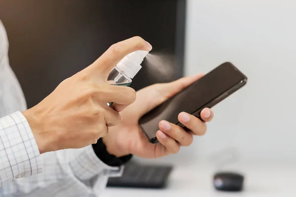 Botella Desinfectante Alcohol Rociada Mano Por Hombre Smartphone Contra Coronavirus — Foto de Stock