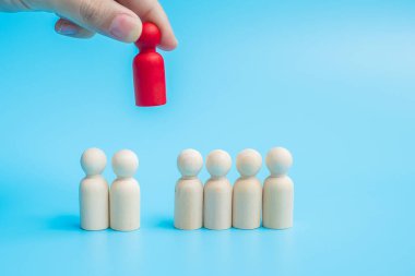 Elele tutuşan ahşap adam ve aralık mesafesi koronavirüs salgınını önleyici nitelikte metin için fotokopi alanı olduğunu gösteriyor. Evde, karantinada ve sosyal uzaklık kavramında kalın