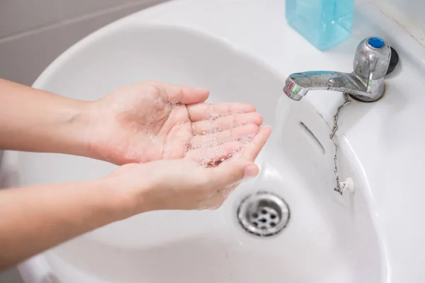 Frau Wäscht Hände Mit Flüssigseife Schritt Reiben Sie Die Handflächen — Stockfoto