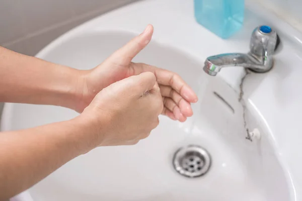 Kobieta Mycie Rąk Mydłem Płynie Krok Puchar Palcami Przeciwko Nowemu — Zdjęcie stockowe