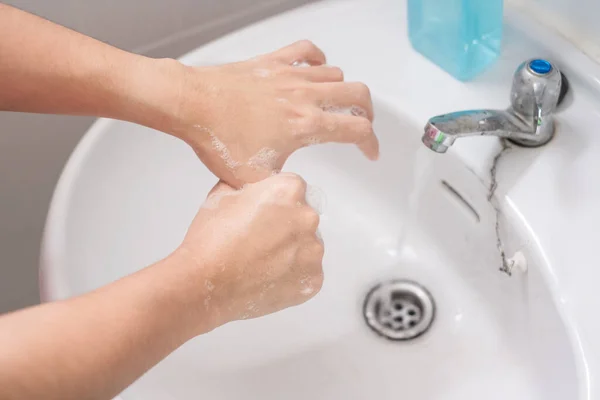 Kobieta Mycie Rąk Mydłem Płynie Krok Czyścić Kciuki Przeciwko Nowemu — Zdjęcie stockowe