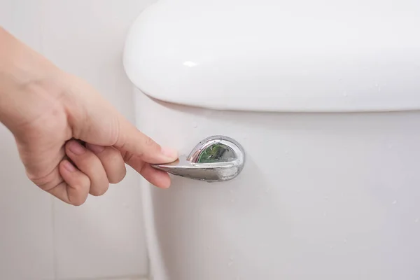 Elle bastır ve sifonu çek. Temizlik, yaşam tarzı ve kişisel temizlik konsepti