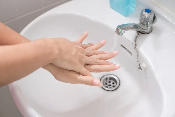 Kobieta Mycie Rąk Mydłem Płynie Krok Przetrzeć Plecy Przeciwko Nowemu — Zdjęcie stockowe