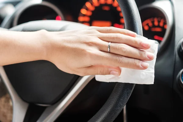 Mulher Limpeza Das Mãos Volante Seu Carro Contra Novo Coronavírus — Fotografia de Stock