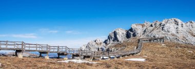 Shika Kar Dağı veya Mavi Ay Vadisi 'nin güzelliği, Zhongdian (Shangri-La) şehrindeki turistlerin uğrak yeridir. Yunnan, Çin. Asya seyahat kavramı
