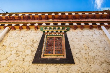 Songzanlin Tapınağı ya da Ganden Sumtseling Manastırı, Çin 'in Zhongdian şehrinde bulunan bir Tibet Budist manastırı.