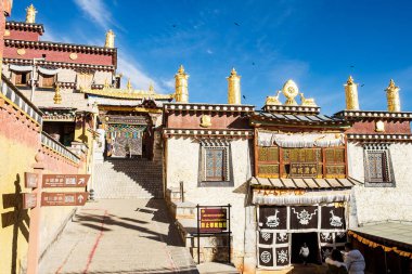 Songzanlin Tapınağı ya da Ganden Sumtseling Manastırı, Çin 'in Zhongdian şehrinde bulunan bir Tibet Budist manastırı.