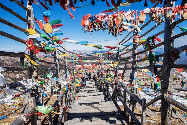 Bön Flaggor Och Stupa Toppen Shika Snow Mountain Eller Blue — Stockfoto