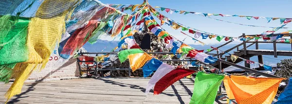 Bön Flaggor Och Stupa Toppen Shika Snow Mountain Eller Blue — Stockfoto