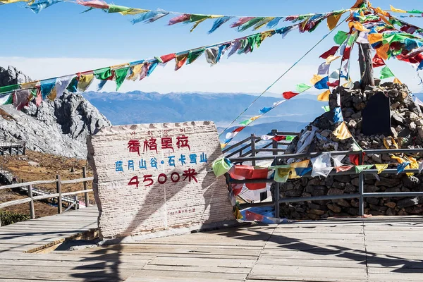 Bidden Vlaggen Stupa Top Van Shika Snow Mountain Blue Moon — Stockfoto