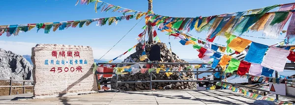 Bidden Vlaggen Stupa Top Van Shika Snow Mountain Blue Moon — Stockfoto