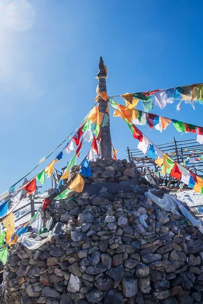 Bön Flaggor Och Stupa Toppen Shika Snow Mountain Eller Blue — Stockfoto