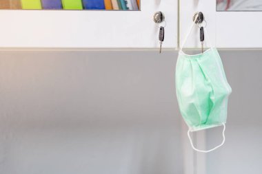 Cerrahi yüz maskesi, Novel Coronavirus veya Corona Virüs Hastalığı (Covid-19) 'a karşı ofiste, evde ya da hastanede. Antiseptik, Hijyen ve Sağlık Konsepti