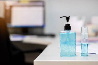 Novel Coronavirus ya da Corona Virüs Hastalığı (Covid-19) için el alkolü jeli ve sprey dezenfektanı. Antiseptik, Hijyen ve Sağlık Konsepti
