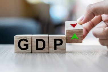İş adamı Hand, tahta bloğu GSYİH metni (gayri safi yurtiçi hasıla) ile UP ve Down ok sembolü simgesi olarak değiştirdi. Mali, Yönetim, Ekonomik ve İş Konseptleri