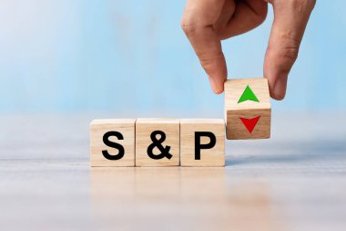İş adamı Hand tahta bloğu S & P metni UP ve Down ok simgesi ile değiştir. Faiz oranı, hisse senetleri, finans, sıralama, ipotek oranları ve kayıp konsepti