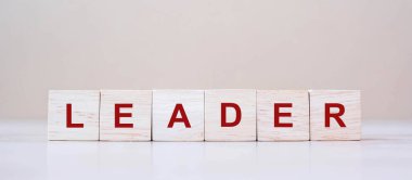 Masa arkasında Leaders küp blokları var. Liderlik, Yönetim ve İş Konsepti