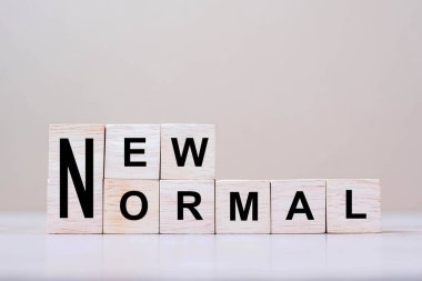 Masa arkasında yeni NORMAL küp blokları, Coronavirus salgınının sonu. Yüz maskesi, kişisel hijyen, Ev ve Sosyal Mesafe Çalışmaları gibi insan yaşam tarzı davranışları değişecek