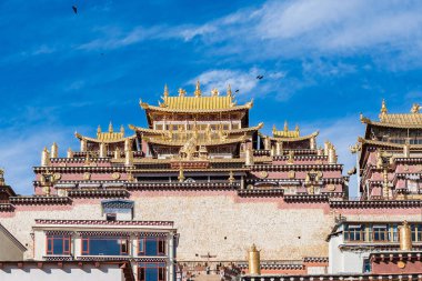 Songzanlin Tapınağı ya da Ganden Sumtseling Manastırı, Çin 'in Zhongdian şehrinde bulunan bir Tibet Budist manastırı.