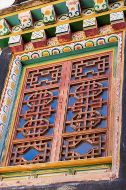 Songzanlin Tapınağı 'ndaki pencere ya da Lhasa' daki küçük Potala Sarayı olarak da bilinen Ganden Sumtseling Manastırı, Çin 'in Zhongdian şehrinde bulunan Tibet Budist manastırı.