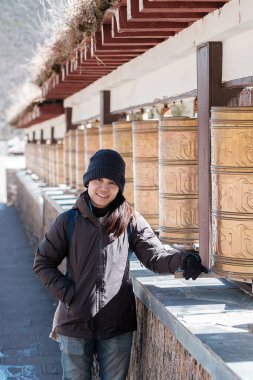 Shika kar dağında seyahat eden hippi kadın gezgin, mutlu Asyalı turist Zhongdian şehrinde (Shangri-La) Yunnan, Çin. Keşif, Asya ve Solo seyahat kavramı