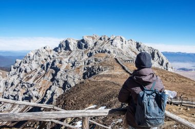 Shika Kar Dağı veya Mavi Ay Vadisi 'nde seyahat eden genç bir kadın gezgin, Zhongdian (Shangri-La) şehrinde turistlerin uğrak yeridir. Yunnan, Çin. Asya ve Solo seyahat kavramı