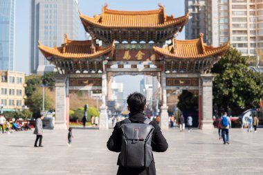 Jinbi Meydanı, Altın At ve Yeşim Horoz Kemerleri 'nde seyahat eden genç bir gezgin. Kunming, Yunnan, Çin 'de turistlerin uğrak yeridir. Asya ve Solo seyahat kavramı