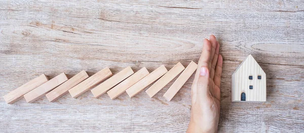 Zakenman Stoppen Vallen Houten Blokken Beschermen Huis Model Tafel Achtergrond — Stockfoto