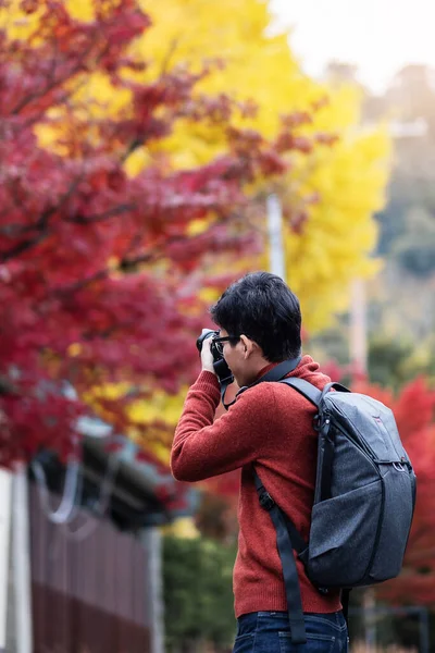 Happy Man Traveler Taking Photo Colorful Leaves Garden Asian Tourist — Stock Photo, Image