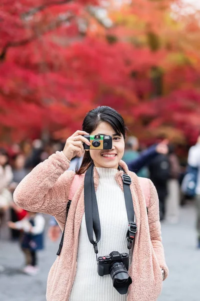 Voyageur Femme Heureuse Prenant Des Feuilles Colorées Photo Dans Jardin — Photo