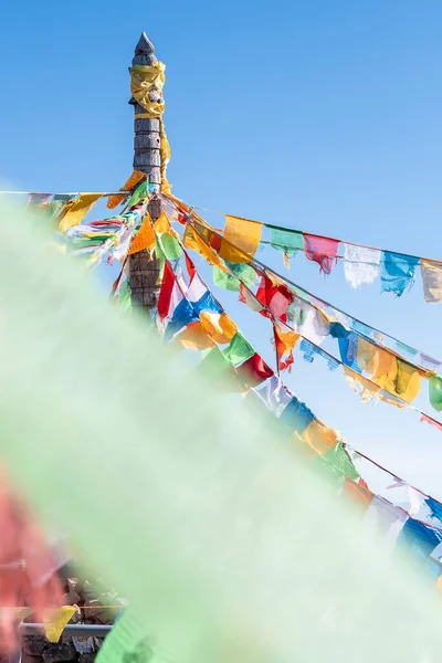 Bön Flaggor Och Stupa Toppen Shika Snow Mountain Eller Blue — Stockfoto