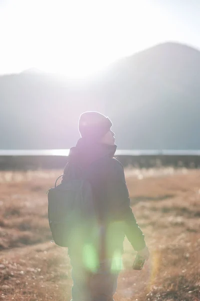 Viajante Mulher Hipster Com Suéter Mochila Viajando Lago Napa Feliz — Fotografia de Stock