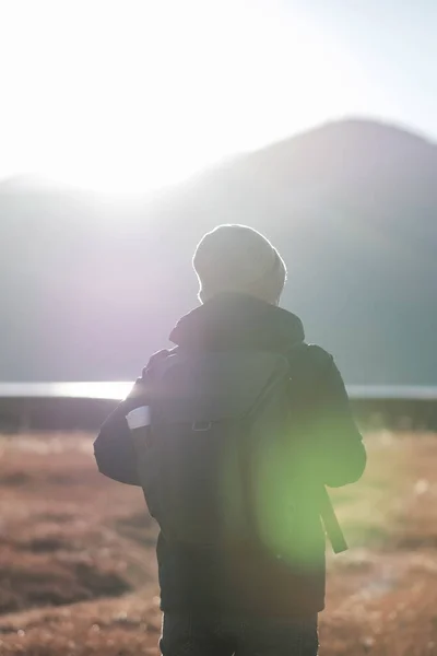 Hipster Man Resenär Med Tröja Och Ryggsäck Reser Vid Napa — Stockfoto