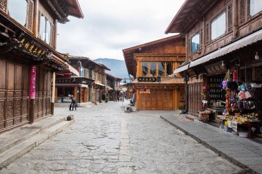 Dukezong 'daki sokak ve mimari bina, Zhongdian şehrinde (Shangri-La) yer alır. Turistler için önemli ve popüler bir yer. Yunnan, Çin, 8 Aralık 2019