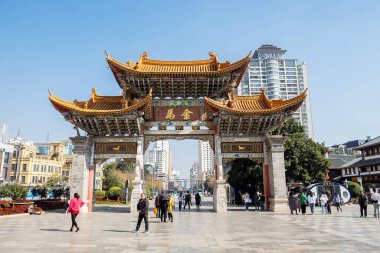 Jinbi Meydanı, Altın At ve Yeşim Horoz Kemerleri. Kunming 'de turistler için önemli ve popüler bir yer. Kunming, Yunnan, Çin. 10 Aralık 2019