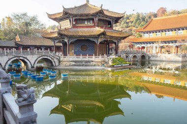Kunming 'in en ünlü Budist tapınağı Yuantong Tapınağı manzarası. Şehir simgesi ve turistlerin ilgi odağı. Kunming, Yunnan, Çin, 10 Aralık 2019
