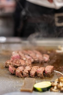 Teppanyaki Japon Şefi restoranda ızgara yaparken yüksek kalite biftek ya da fırında biftek. Kobe Bölgesi, Hyogo, Japonya 'da turistler için lezzetli ve popülerdir.