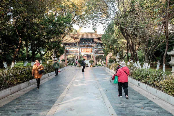 昆明最有名的佛寺 元通寺的风景秀丽 吸引游客的地标性旅游景点 2019年12月10日 中国云南昆明 — 图库照片