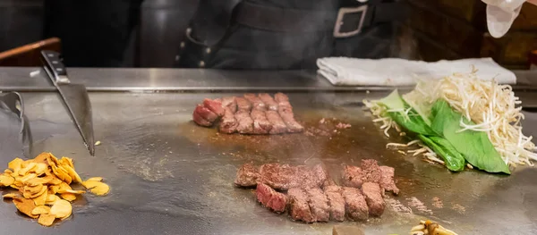 Teppanyaki Japon Şefi Restoranda Izgara Yaparken Yüksek Kalite Biftek Fırında — Stok fotoğraf