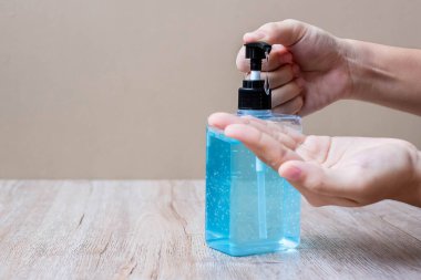 Erkek eli, Novel Coronavirus veya Corona Virüs Hastalığı (Covid-19) için el yıkama jeli veya dezenfektan şişesi kullanmaktadır. Antiseptik, Hijyen ve Sağlık Konsepti