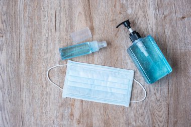 El yıkama jeli, cerrahi maske ve tıbbi eldiven, Coronavirüs veya Corona Virüs Hastalığını önlemek. Dezenfektan, antiseptik, kişisel hijyen, yeni normal ve sağlık konsepti